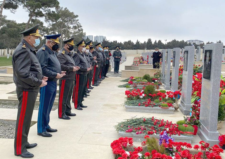 Müdafiə Nazirliyinin rəhbərliyi Novruz bayramı münasibəti ilə İkinci Fəxri Xiyabanı ziyarət edib (FOTO) - Gallery Image