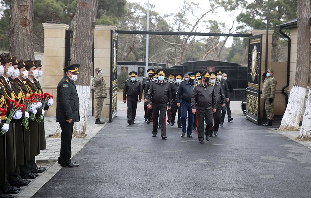 Müdafiə Nazirliyinin rəhbərliyi Novruz bayramı münasibəti ilə İkinci Fəxri Xiyabanı ziyarət edib (FOTO) - Gallery Image