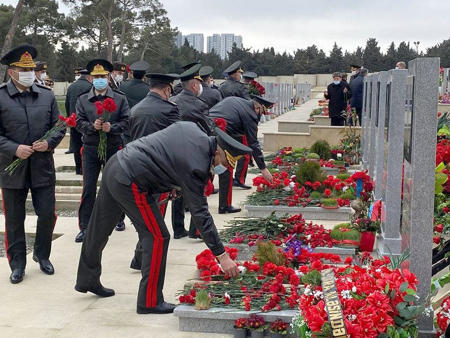 Müdafiə Nazirliyinin rəhbərliyi Novruz bayramı münasibəti ilə İkinci Fəxri Xiyabanı ziyarət edib (FOTO) - Gallery Image