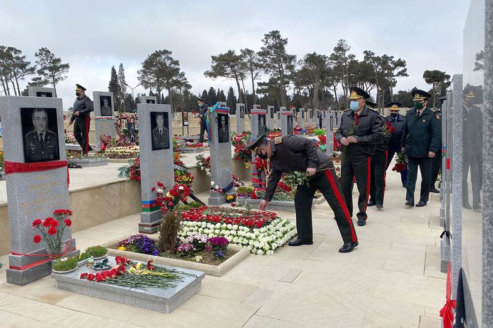 Müdafiə Nazirliyinin rəhbərliyi Novruz bayramı münasibəti ilə İkinci Fəxri Xiyabanı ziyarət edib (FOTO) - Gallery Image