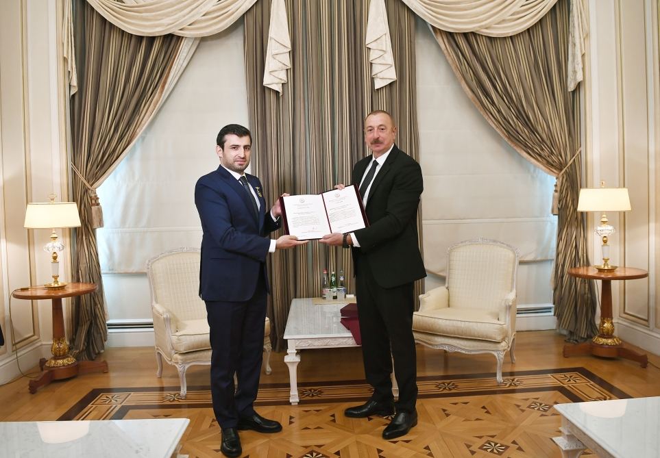 Prezident İlham Əliyev “Baykar Makine” şirkətinin texniki direktorunu və “ASELSAN” şirkətinin idarə heyətinin rəhbərini qəbul edib (FOTO) - Gallery Image