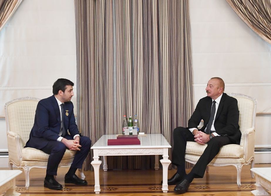 Prezident İlham Əliyev “Baykar Makine” şirkətinin texniki direktorunu və “ASELSAN” şirkətinin idarə heyətinin rəhbərini qəbul edib (FOTO) - Gallery Image