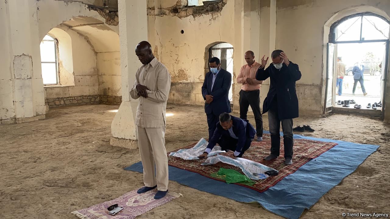 İƏT nümayəndələri Ağdam məscidində namaz qılıblar (FOTO) - Gallery Image