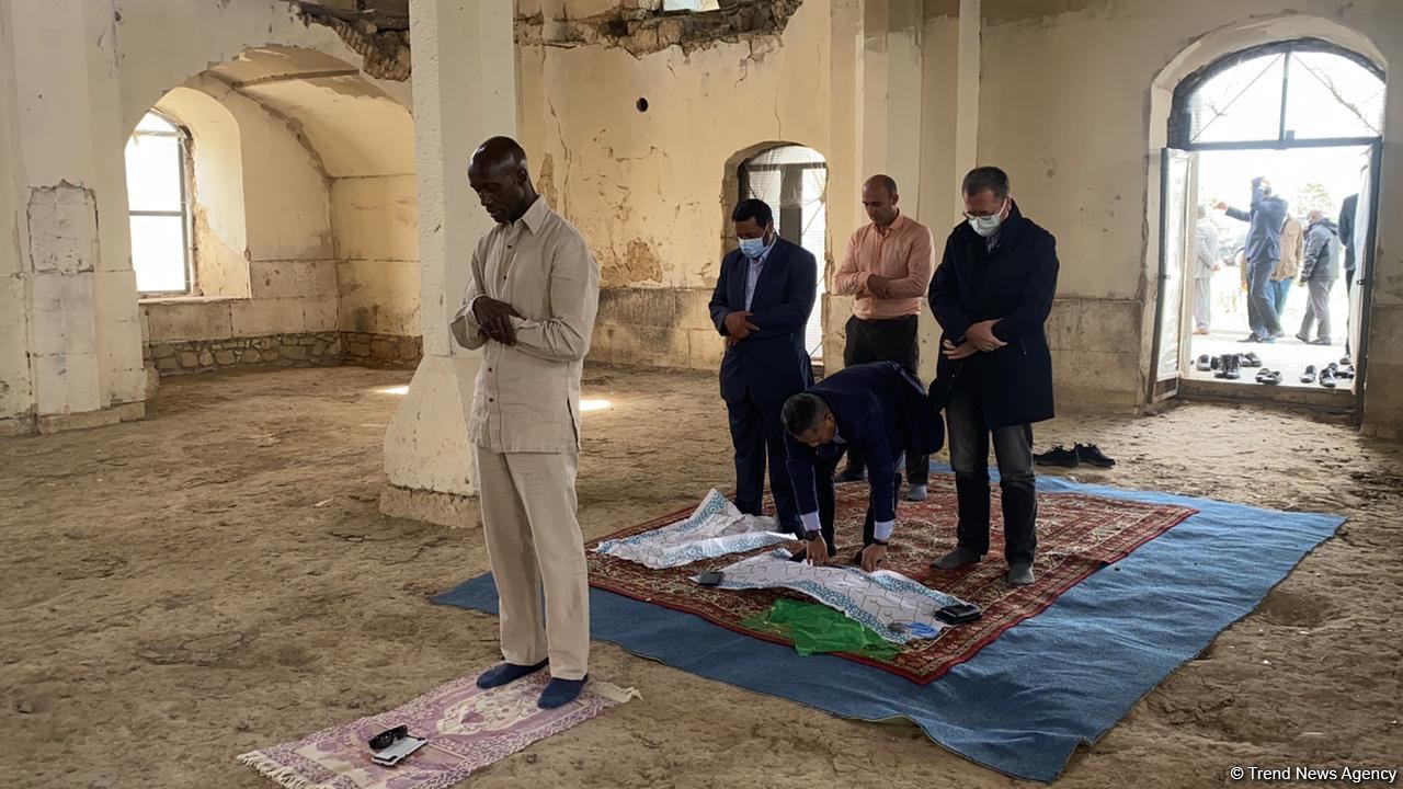 İƏT nümayəndələri Ağdam məscidində namaz qılıblar (FOTO) - Gallery Image