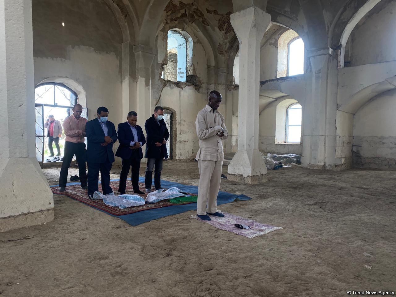 İƏT nümayəndələri Ağdam məscidində namaz qılıblar (FOTO) - Gallery Image