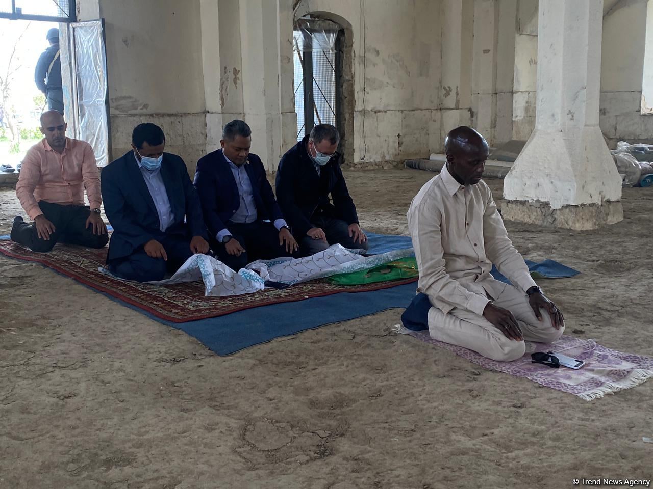 İƏT nümayəndələri Ağdam məscidində namaz qılıblar (FOTO) - Gallery Image