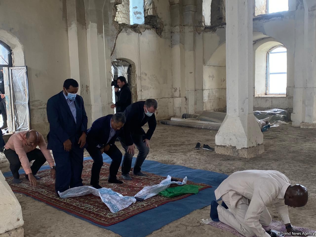 İƏT nümayəndələri Ağdam məscidində namaz qılıblar (FOTO) - Gallery Image