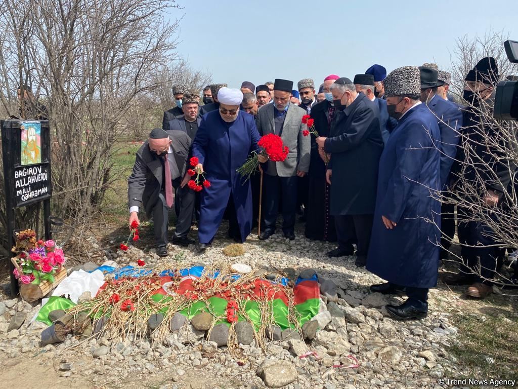 Dini icma rəhbərləri Ağdamda birinci Qarabağ müharibəsi şəhidlərinin məzarlarını ziyarət ediblər (FOTO) - Gallery Image