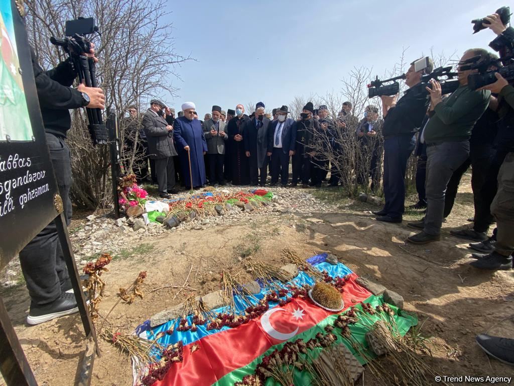 Dini icma rəhbərləri Ağdamda birinci Qarabağ müharibəsi şəhidlərinin məzarlarını ziyarət ediblər (FOTO) - Gallery Image