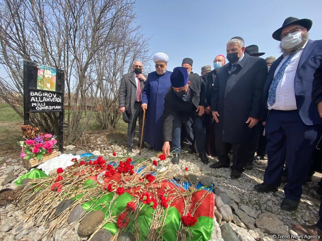 Dini icma rəhbərləri Ağdamda birinci Qarabağ müharibəsi şəhidlərinin məzarlarını ziyarət ediblər (FOTO) - Gallery Image