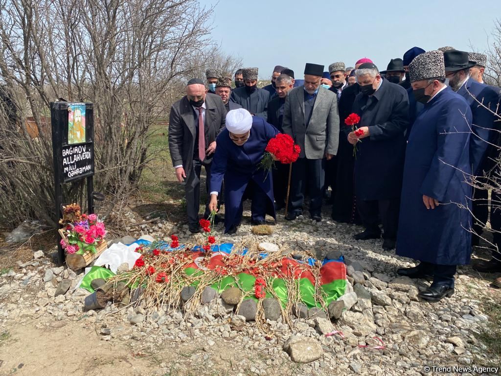 Dini icma rəhbərləri Ağdamda birinci Qarabağ müharibəsi şəhidlərinin məzarlarını ziyarət ediblər (FOTO) - Gallery Image
