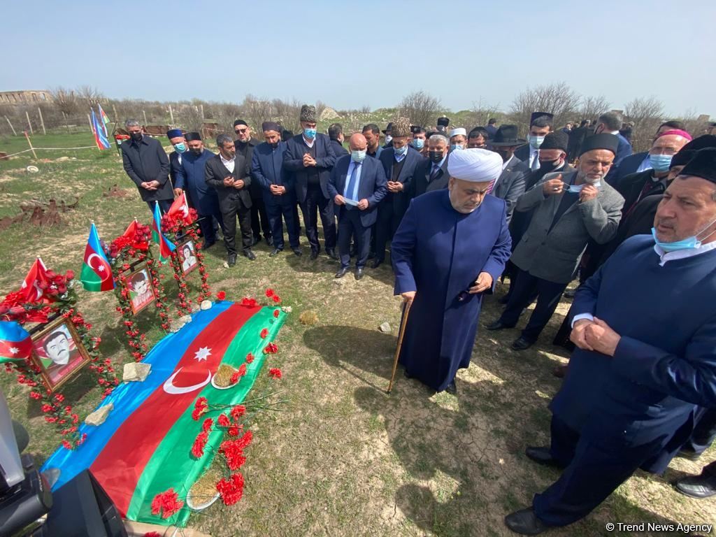 Dini icma rəhbərləri Ağdamda birinci Qarabağ müharibəsi şəhidlərinin məzarlarını ziyarət ediblər (FOTO) - Gallery Image
