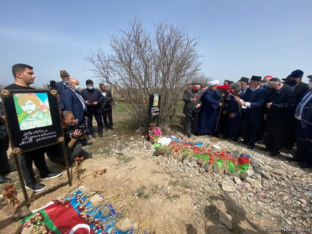 Dini icma rəhbərləri Ağdamda birinci Qarabağ müharibəsi şəhidlərinin məzarlarını ziyarət ediblər (FOTO) - Gallery Image