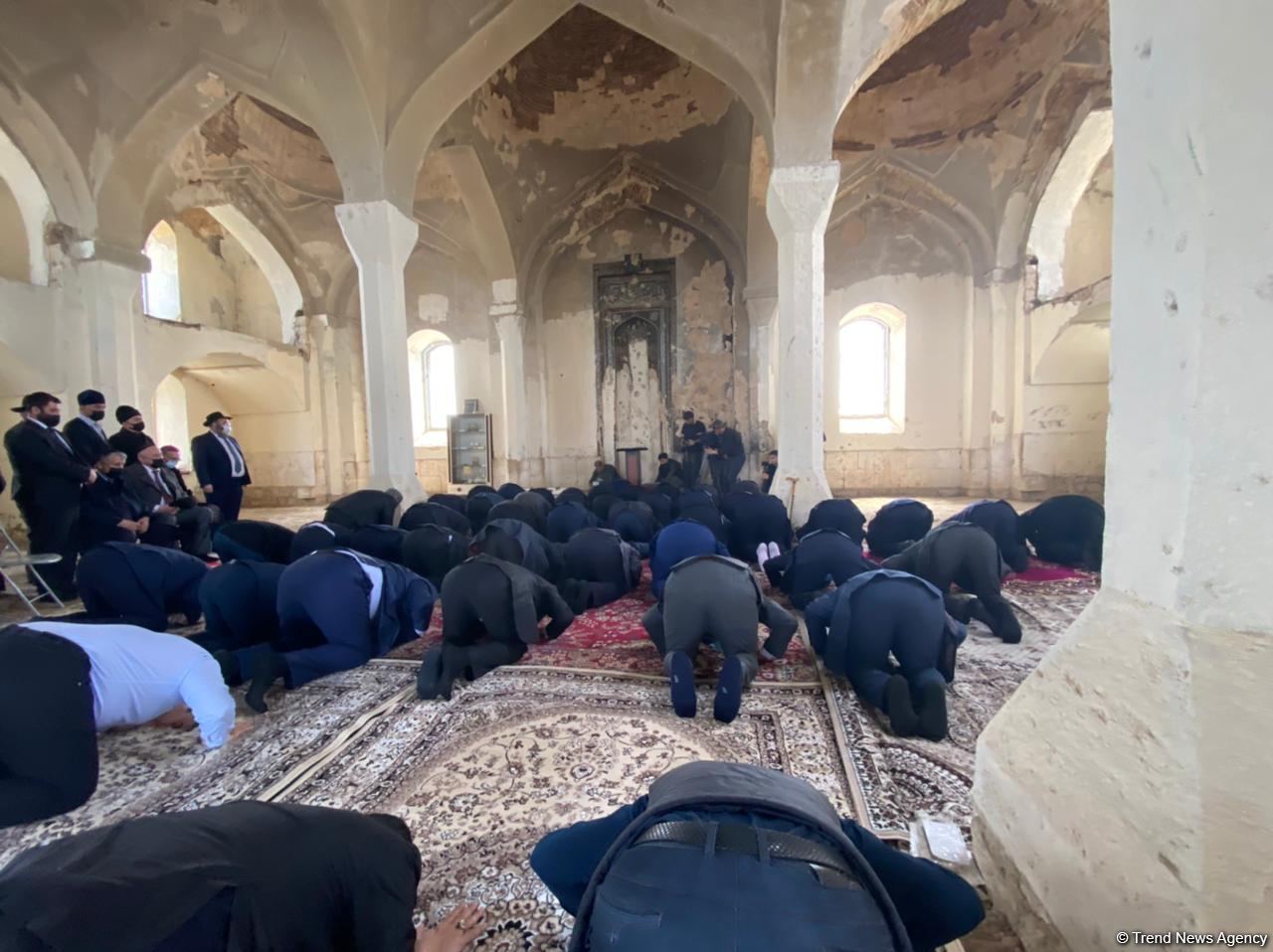 Dini icma rəhbərləri Ağdamda Cümə məscidini ziyarət ediblər (FOTO) - Gallery Image