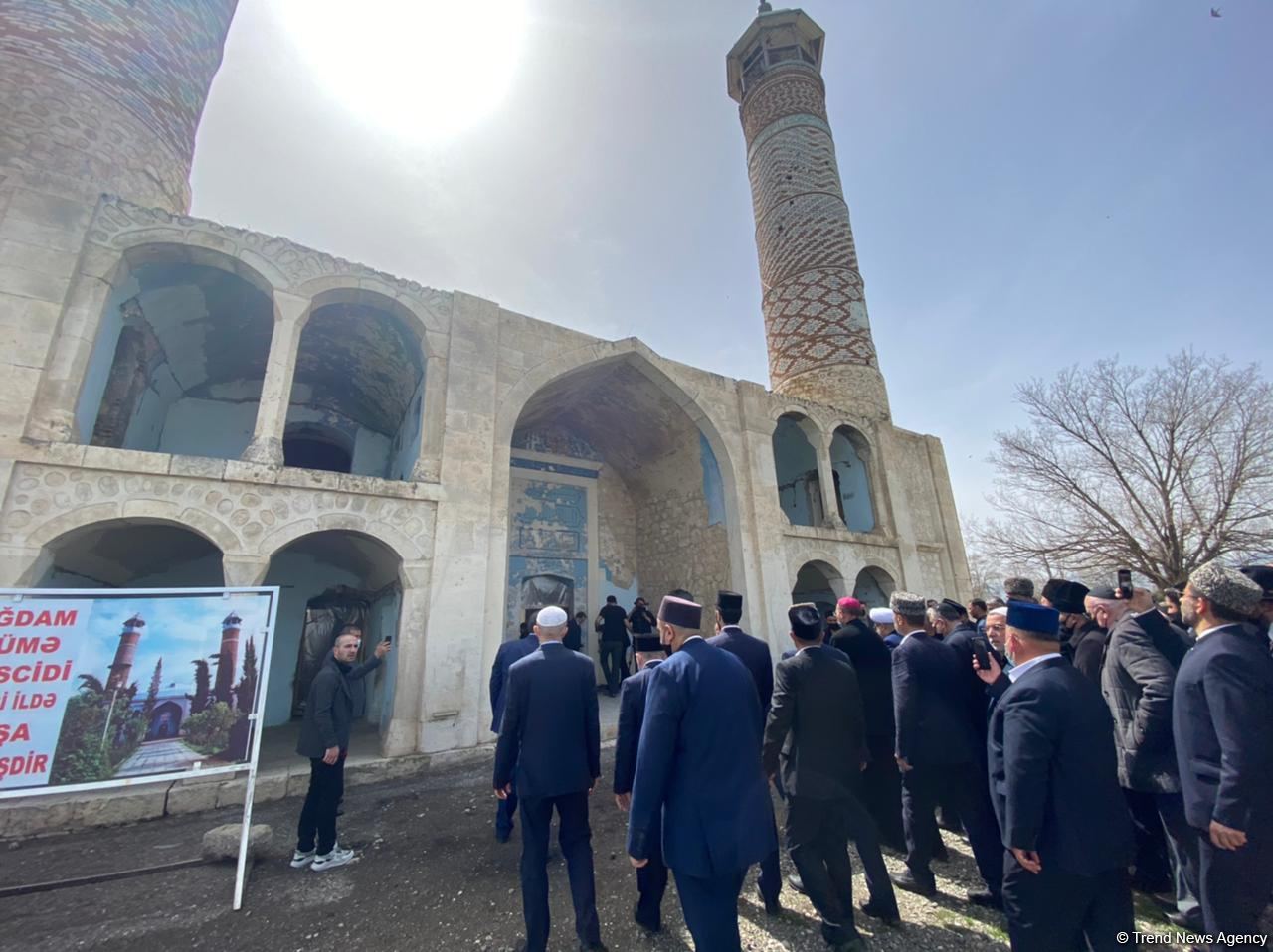 Dini icma rəhbərləri Ağdamda Cümə məscidini ziyarət ediblər (FOTO) - Gallery Image