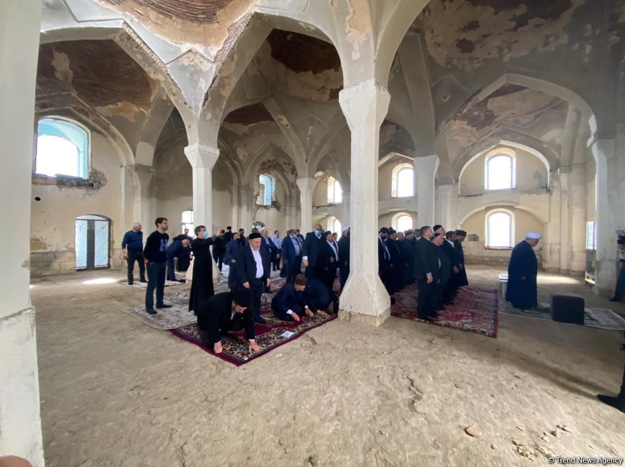 Dini icma rəhbərləri Ağdamda Cümə məscidini ziyarət ediblər (FOTO) - Gallery Image