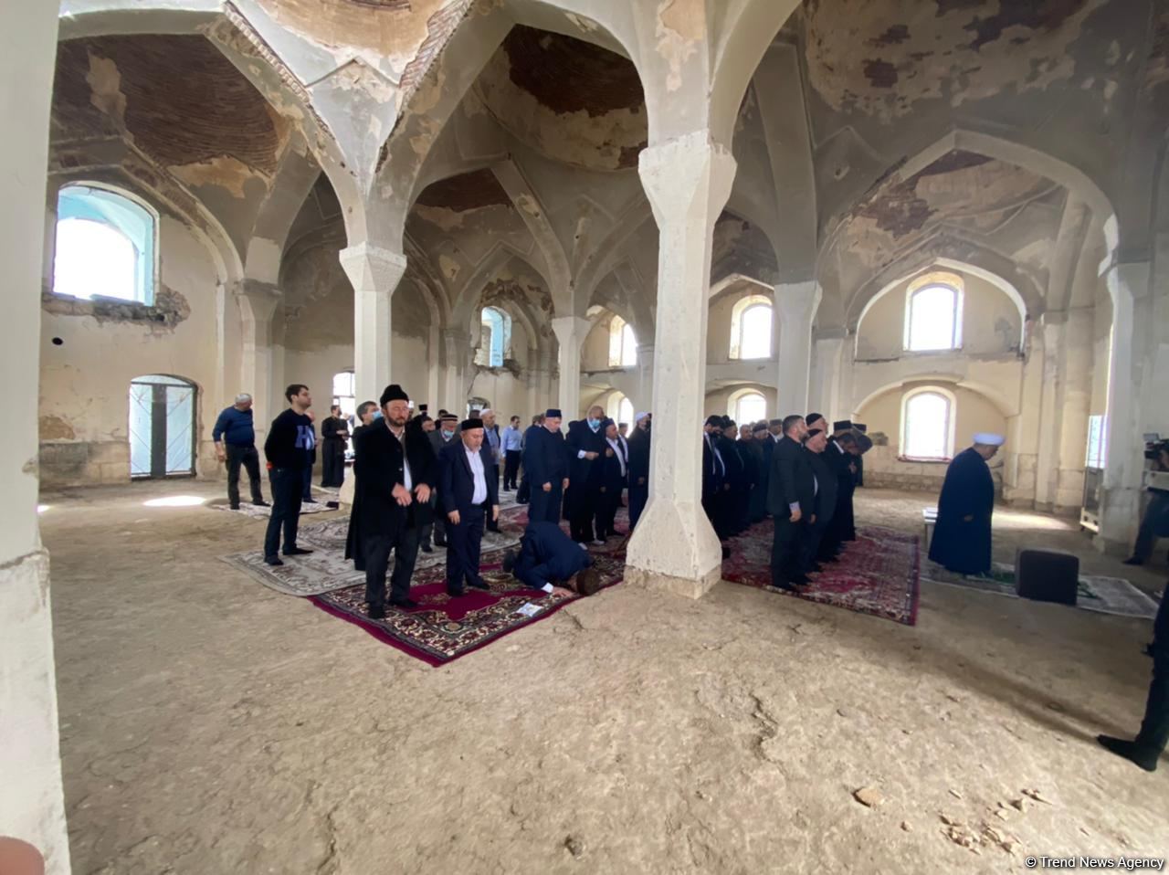 Dini icma rəhbərləri Ağdamda Cümə məscidini ziyarət ediblər (FOTO) - Gallery Image