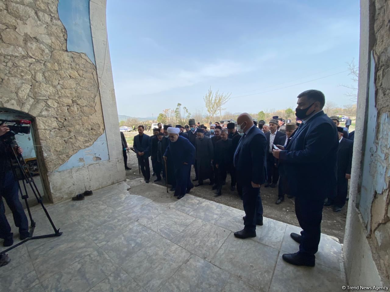 Dini icma rəhbərləri Ağdamda Cümə məscidini ziyarət ediblər (FOTO) - Gallery Image