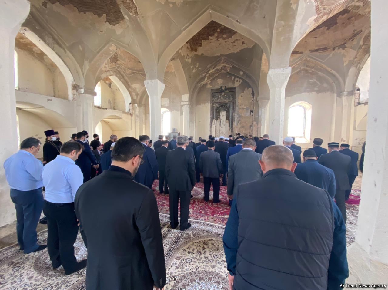 Dini icma rəhbərləri Ağdamda Cümə məscidini ziyarət ediblər (FOTO) - Gallery Image