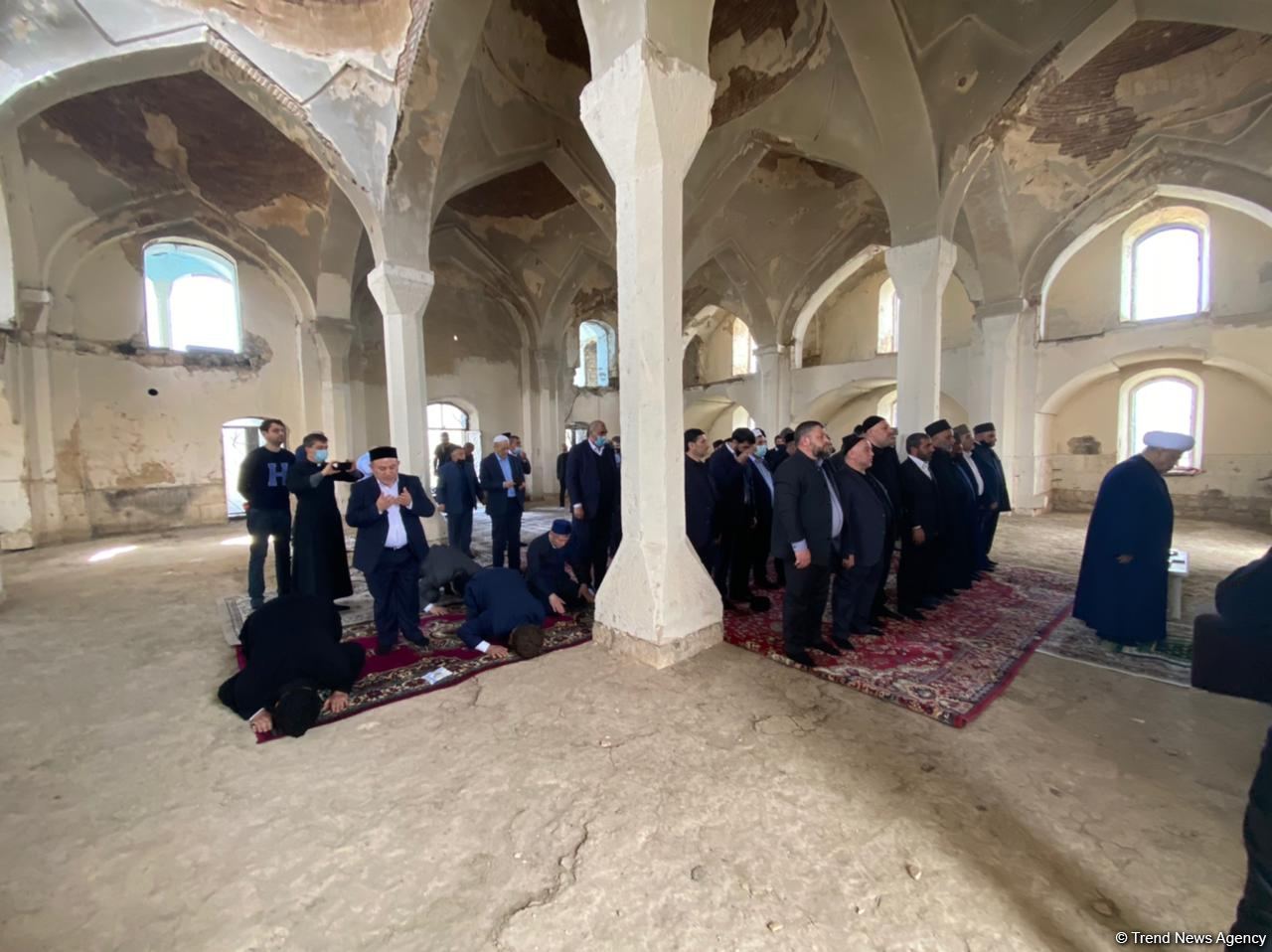 Dini icma rəhbərləri Ağdamda Cümə məscidini ziyarət ediblər (FOTO) - Gallery Image