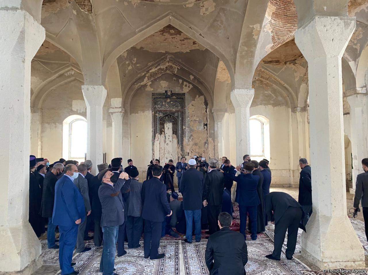 Dini icma rəhbərləri Ağdamda Cümə məscidini ziyarət ediblər (FOTO) - Gallery Image