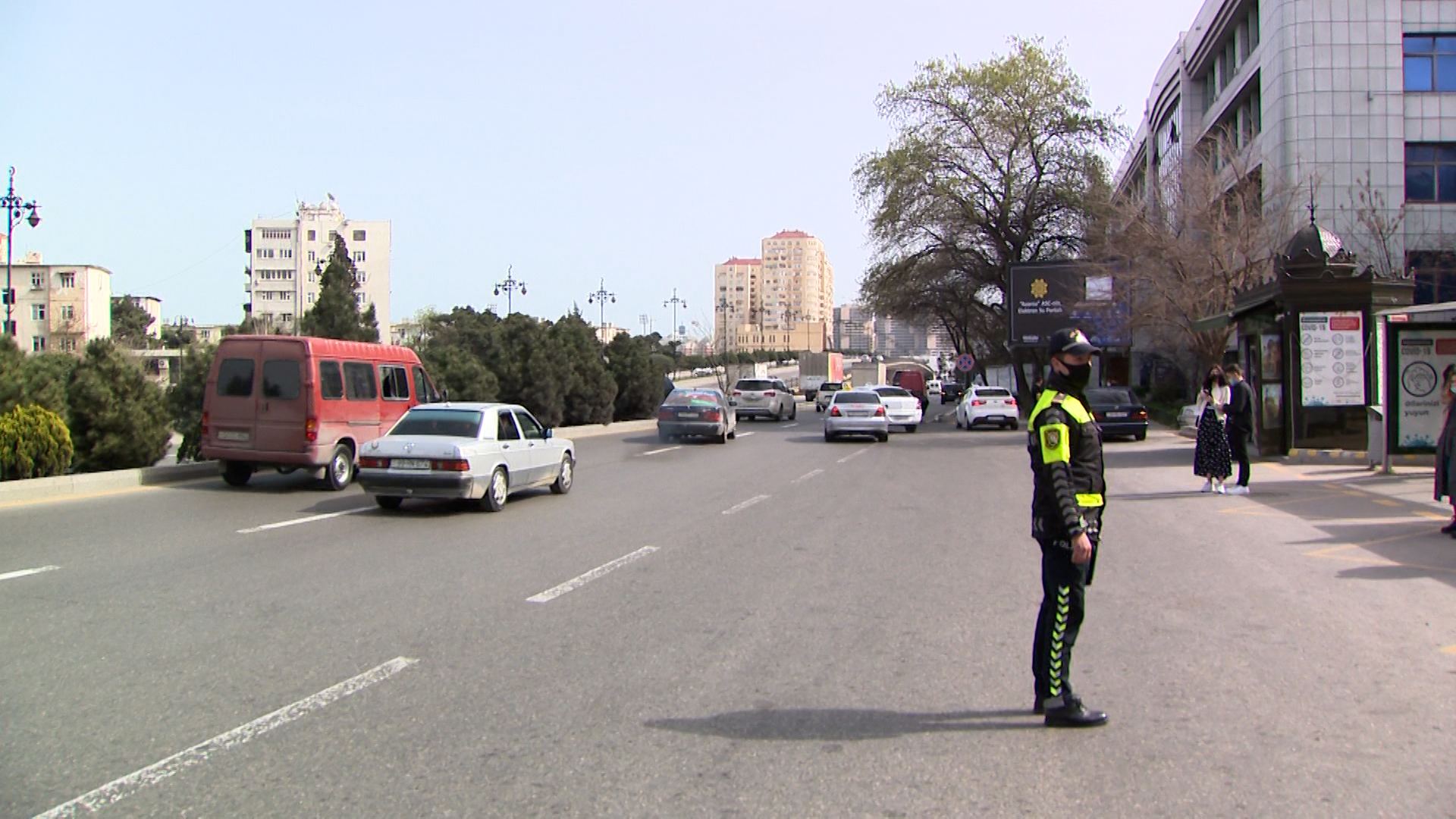 Dayanma-durma və parklanma qaydalarını pozan sürücülərə qarşı növbəti reyd keçirilib (FOTO/VİDEO) - Gallery Image