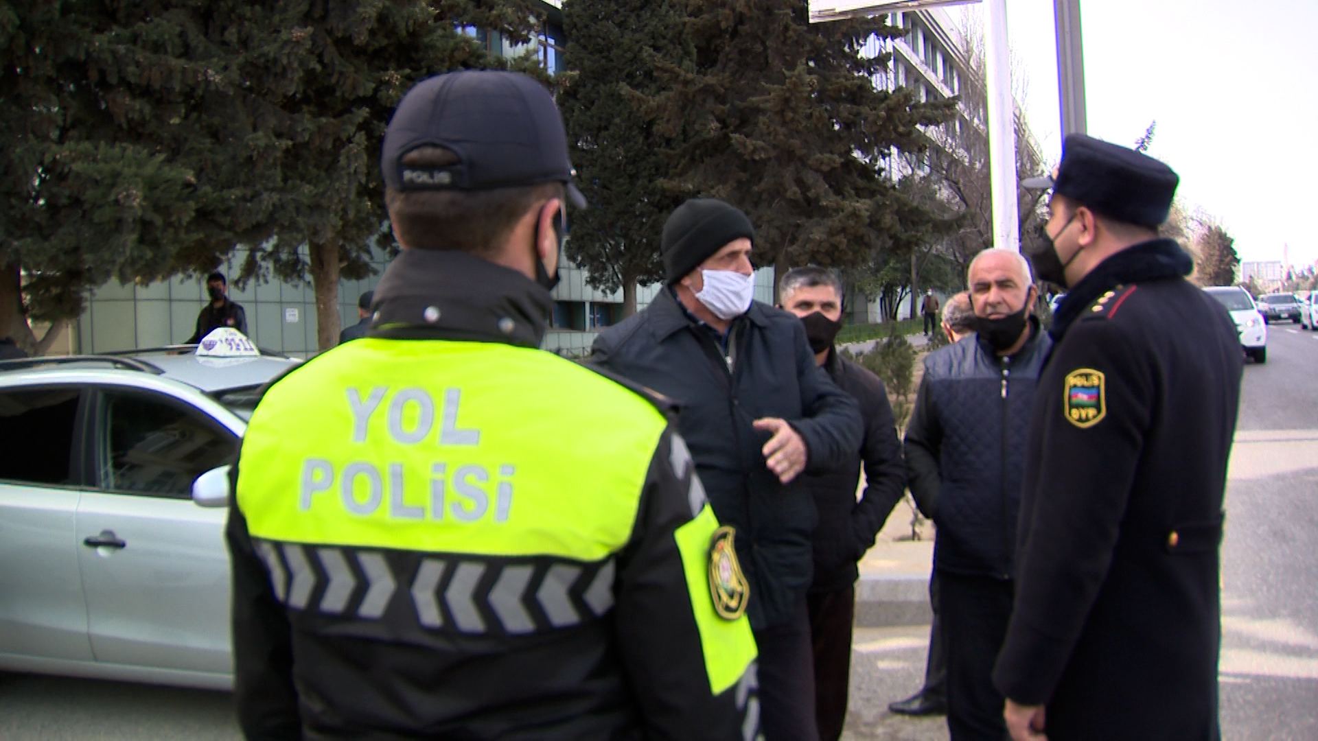 Dayanma-durma və parklanma qaydalarını pozan sürücülərə qarşı növbəti reyd keçirilib (FOTO/VİDEO) - Gallery Image