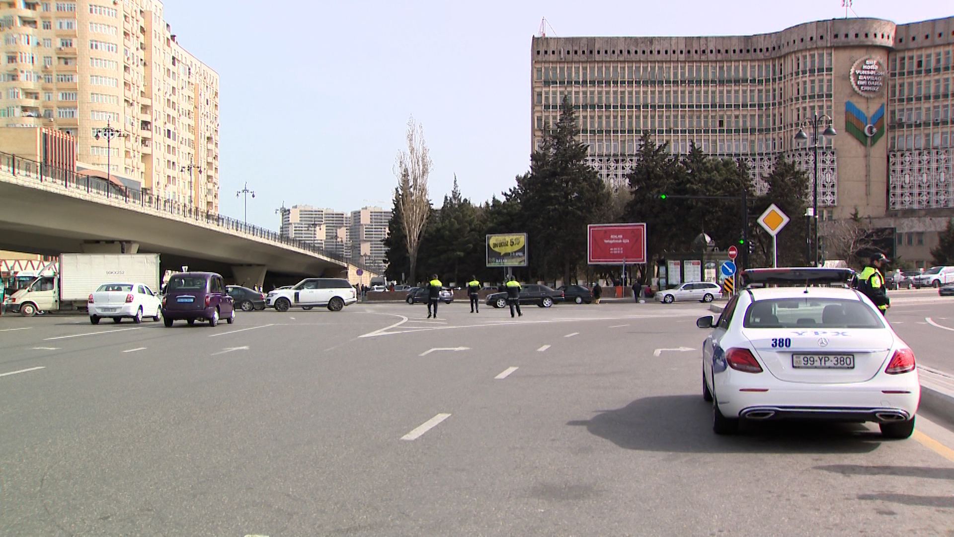 Dayanma-durma və parklanma qaydalarını pozan sürücülərə qarşı növbəti reyd keçirilib (FOTO/VİDEO) - Gallery Image