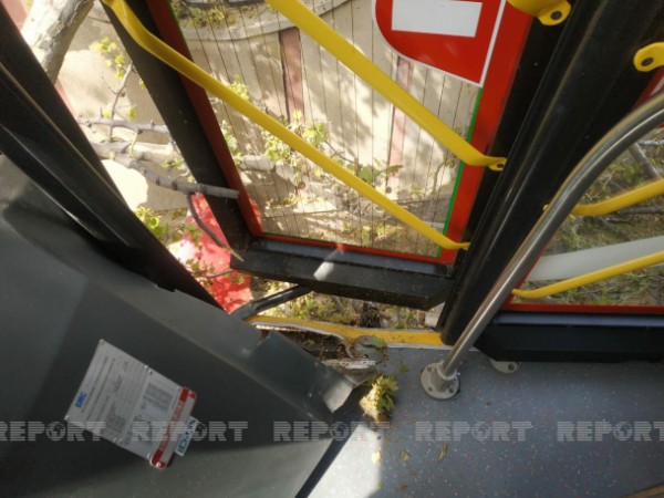 “BakuBus”un avtobusu ağaca çırpıldı -Xəsarət alanlar var