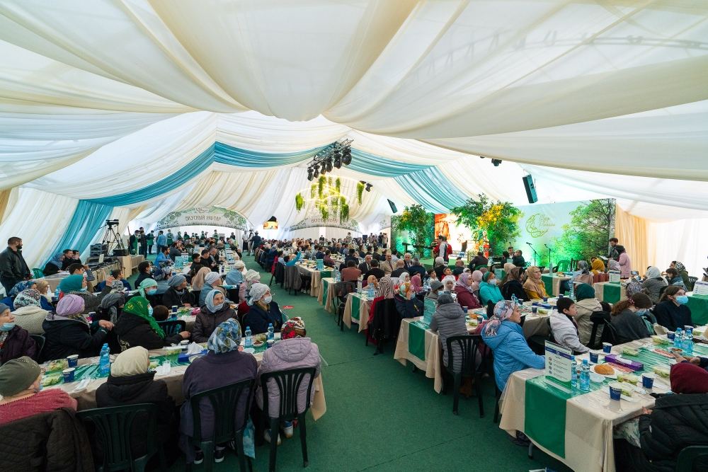 Heydər Əliyev Fondunun vitse-prezidenti Leyla Əliyevanın təşəbbüsü ilə Moskvada iftar süfrəsi açılıb (FOTO) - Gallery Image