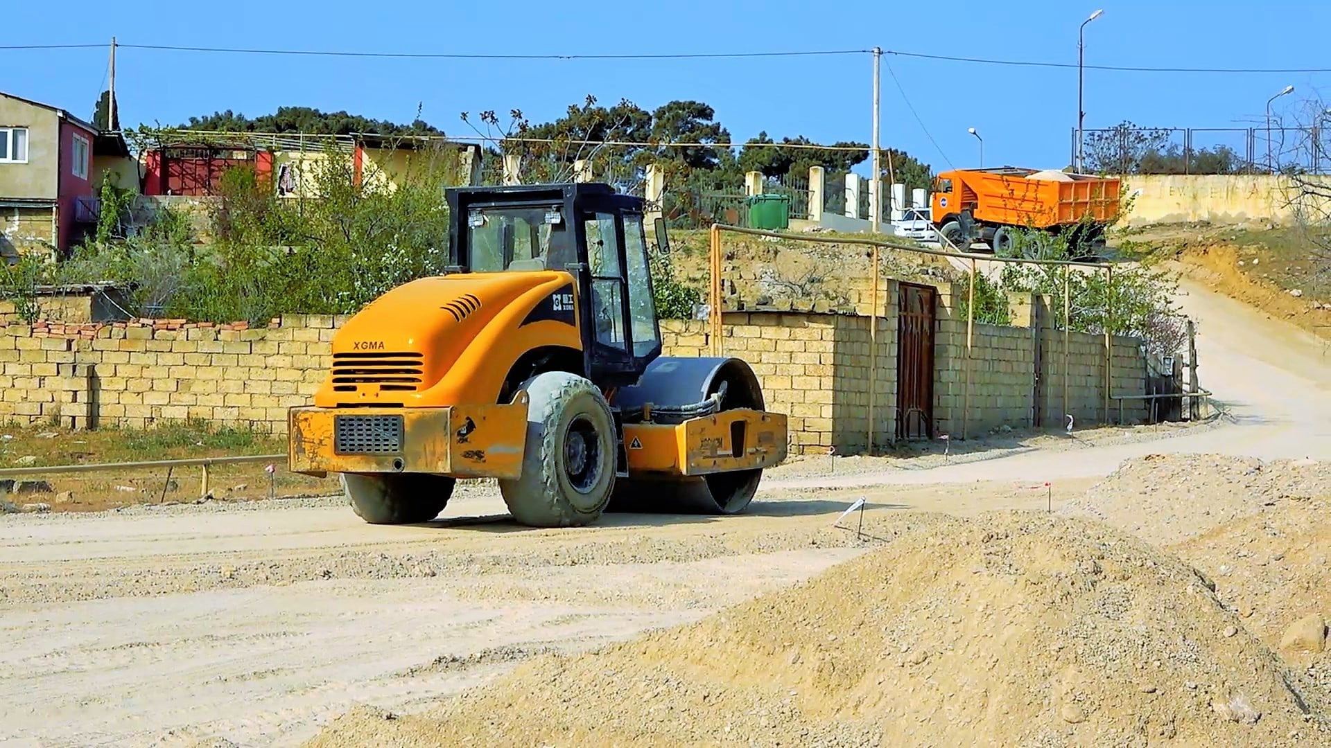 Pirallahı rayonunda Mübariz İbrahimov küçəsi təmir olunur (FOTO) - Gallery Image