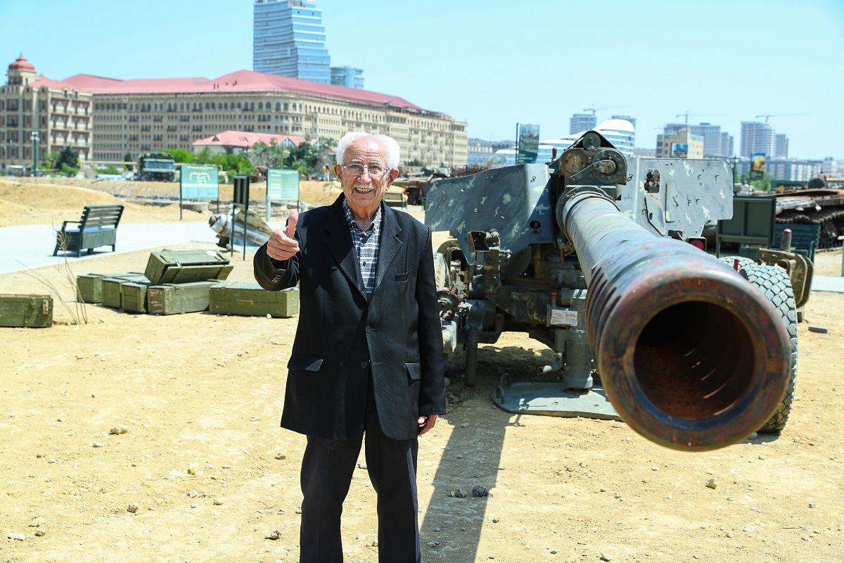 Ahıl şəxslər Hərbi Qənimətlər Parkında olublar (FOTO) - Gallery Image