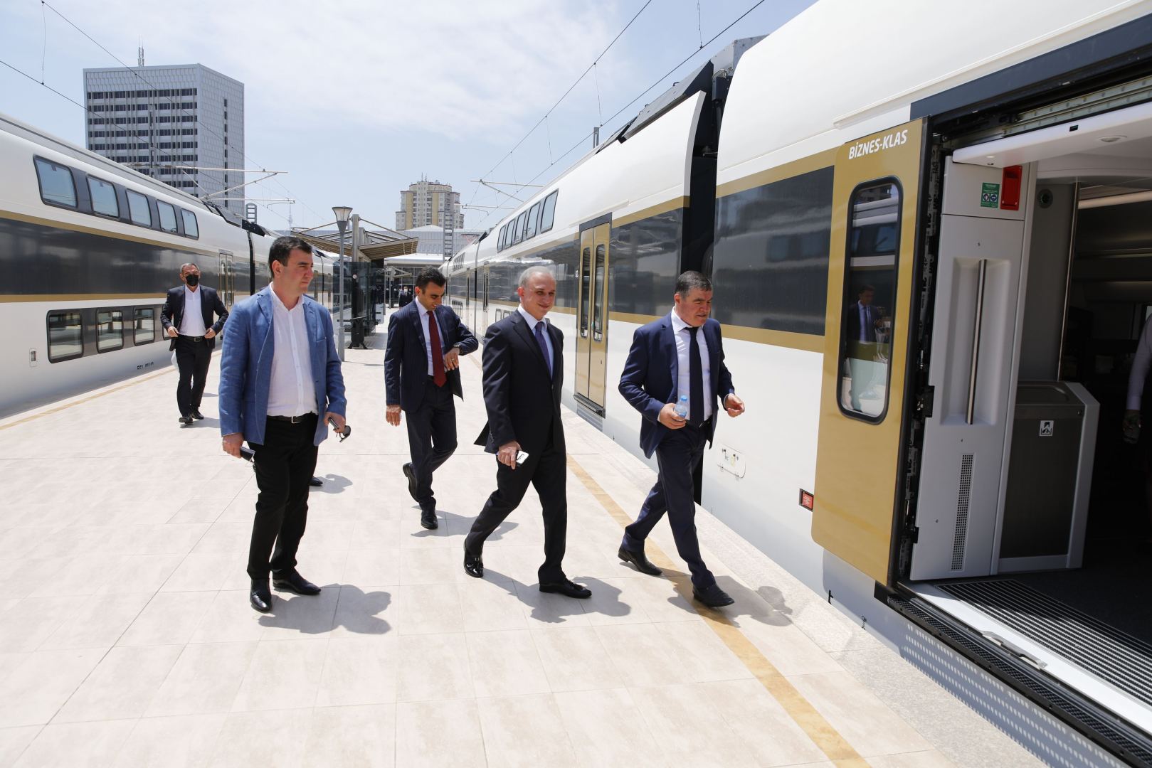 Bakı-Sumqayıt qatarında bank kartları ilə ödənişə başlanılır (FOTO) - Gallery Image