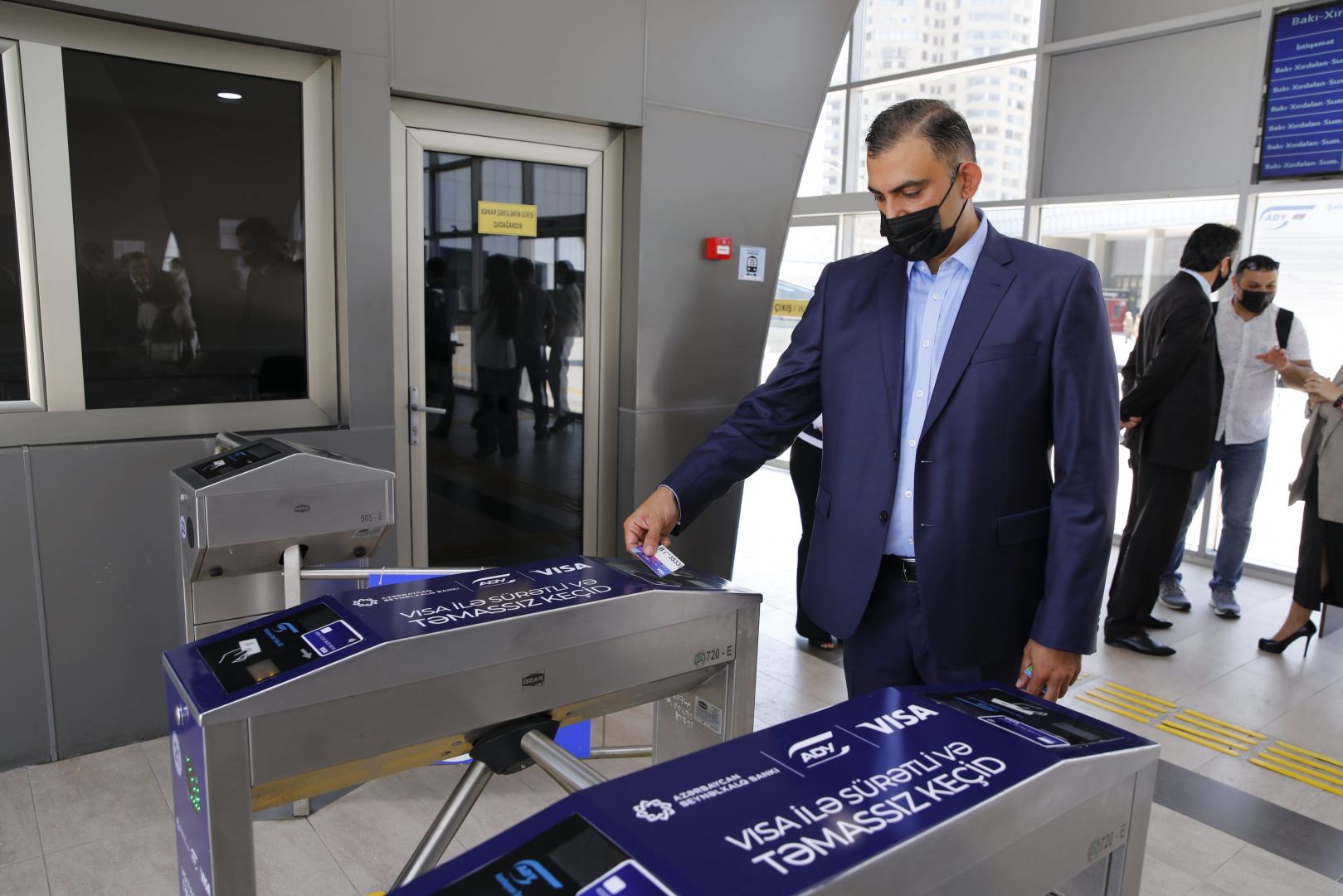 Bakı-Sumqayıt qatarında bank kartları ilə ödənişə başlanılır (FOTO) - Gallery Image