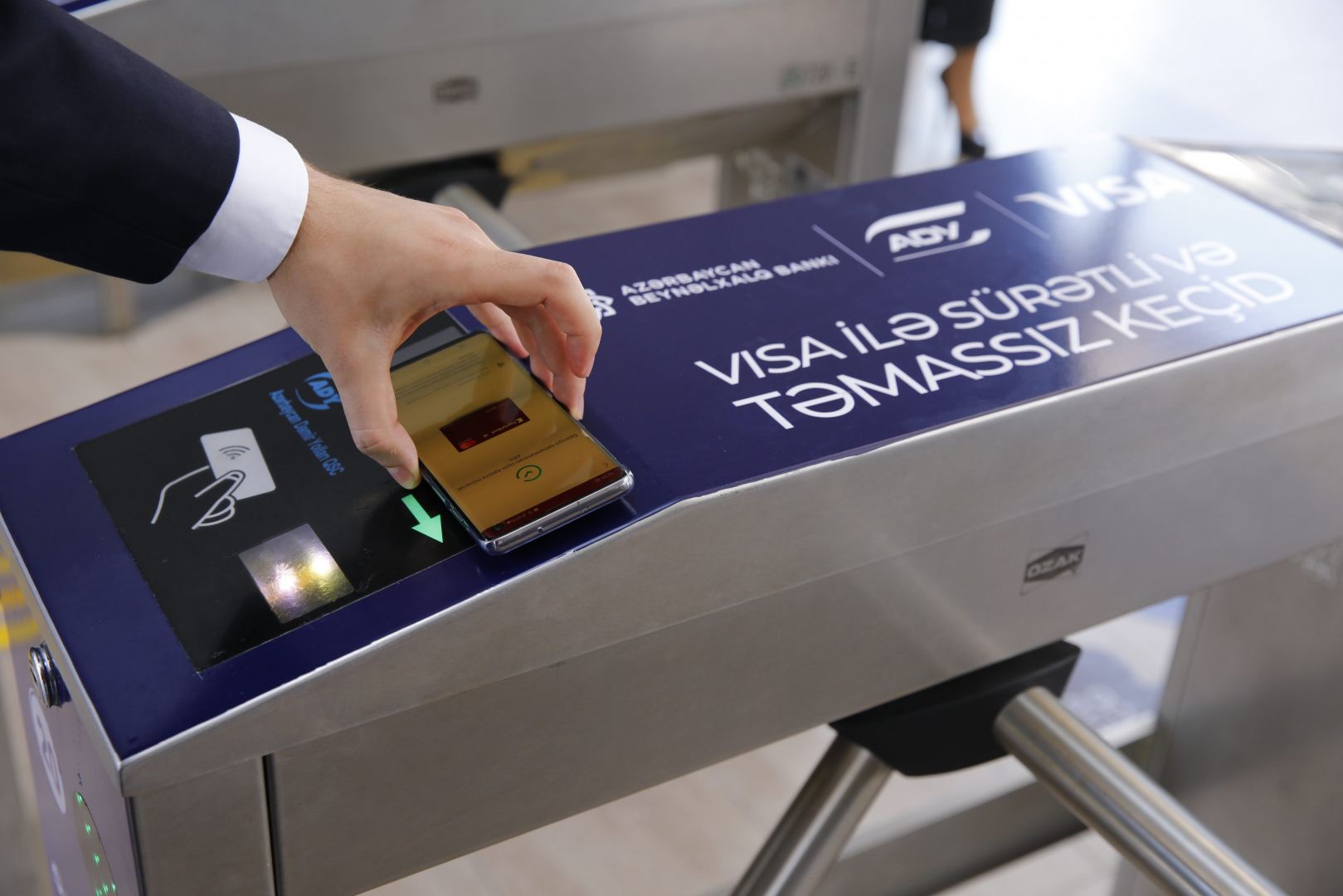 Bakı-Sumqayıt qatarında bank kartları ilə ödənişə başlanılır (FOTO) - Gallery Image