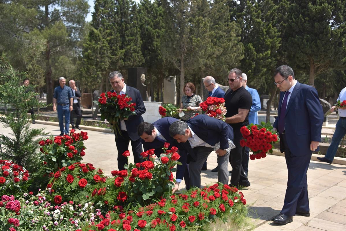 Gənclər və idman ictimaiyyəti Azad Rəhimovun məzarını ziyarət ediblər (FOTO) - Gallery Image