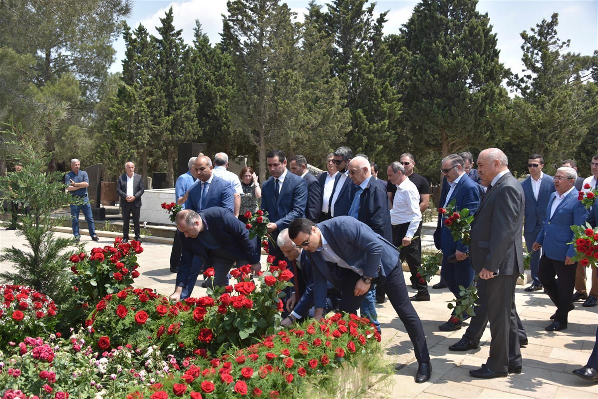 Gənclər və idman ictimaiyyəti Azad Rəhimovun məzarını ziyarət ediblər (FOTO) - Gallery Image