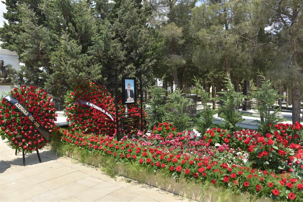 Gənclər və idman ictimaiyyəti Azad Rəhimovun məzarını ziyarət ediblər (FOTO) - Gallery Image