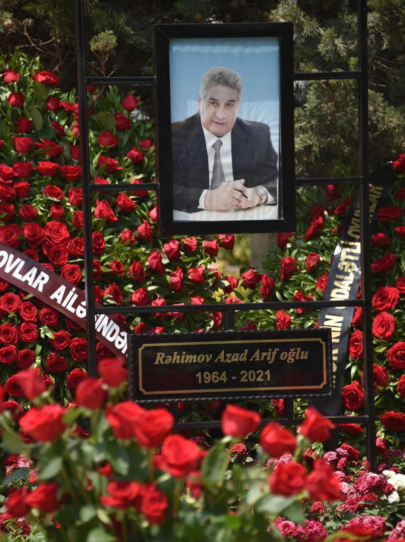 Gənclər və idman ictimaiyyəti Azad Rəhimovun məzarını ziyarət ediblər (FOTO) - Gallery Image