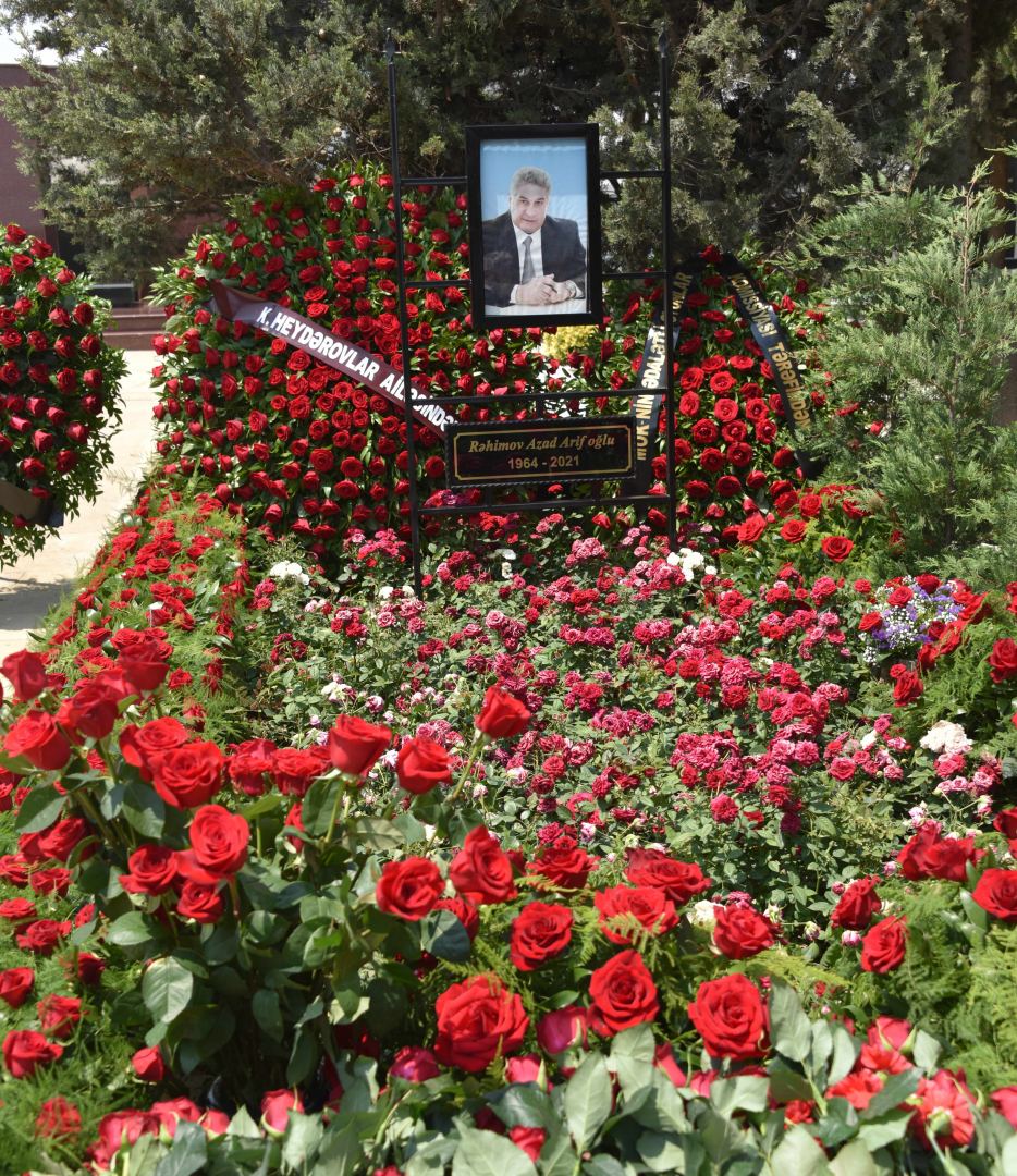 Gənclər və idman ictimaiyyəti Azad Rəhimovun məzarını ziyarət ediblər (FOTO) - Gallery Image