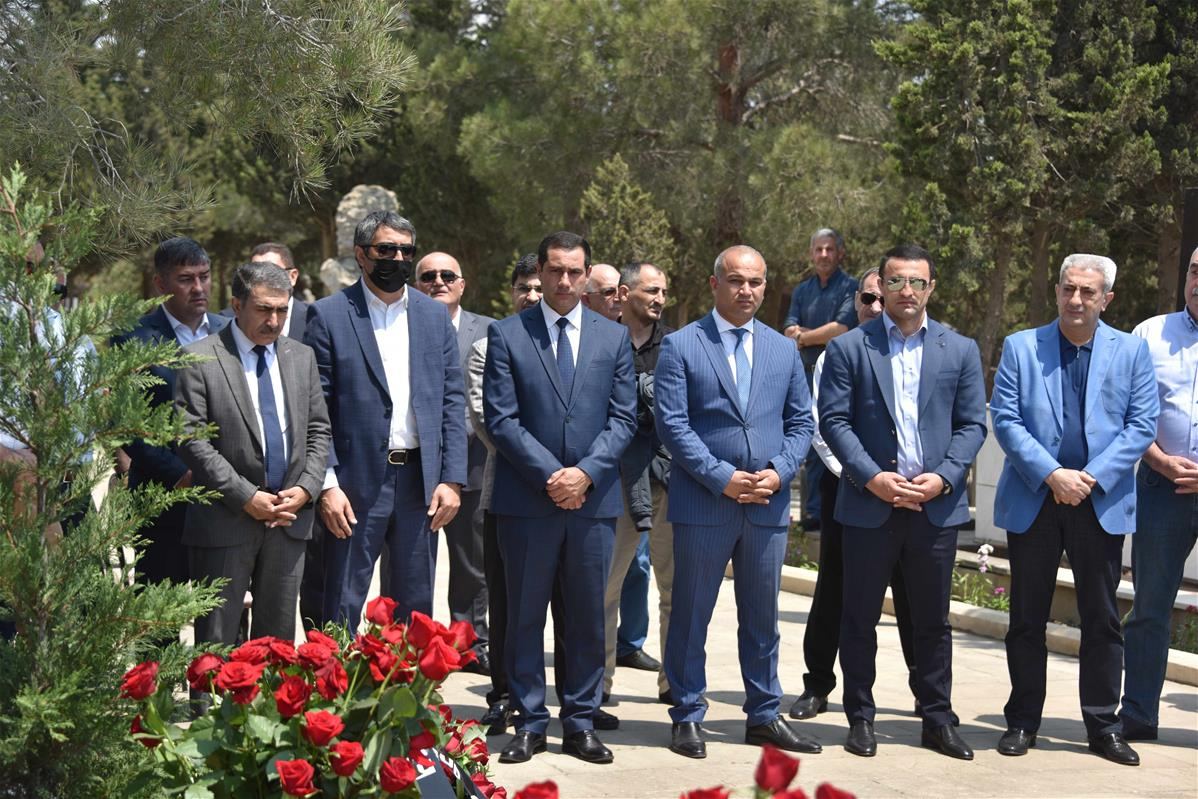 Gənclər və idman ictimaiyyəti Azad Rəhimovun məzarını ziyarət ediblər (FOTO) - Gallery Image