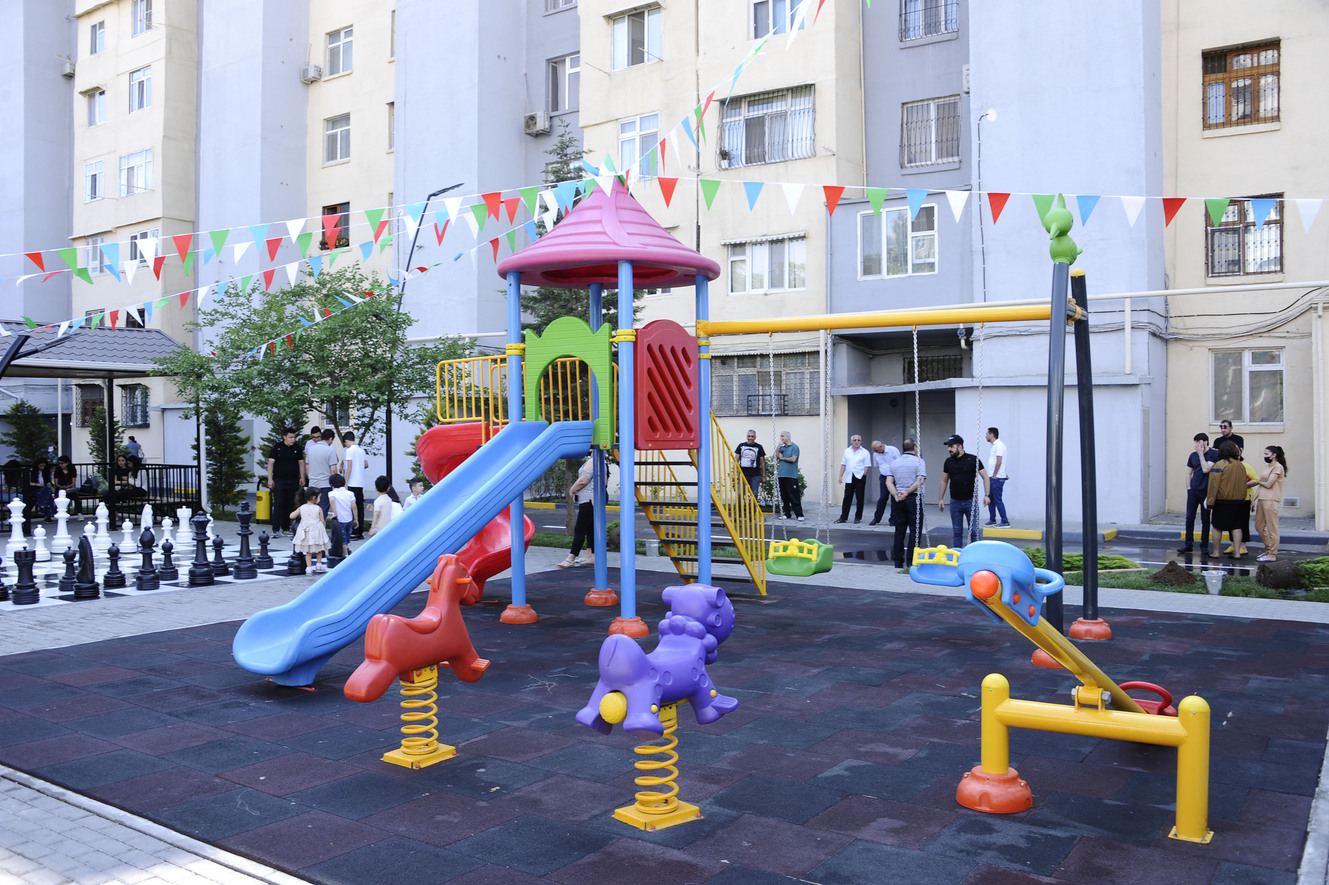 Paytaxtda abadlaşdırılan növbəti həyət sakinlərin istifadəsinə verilib (FOTO) - Gallery Image
