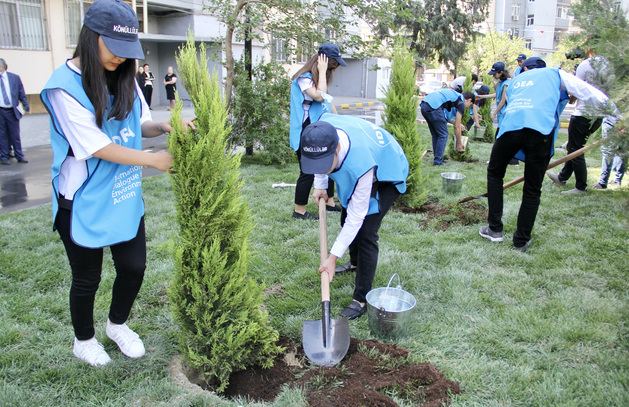 Paytaxtda abadlaşdırılan növbəti həyət sakinlərin istifadəsinə verilib (FOTO) - Gallery Image