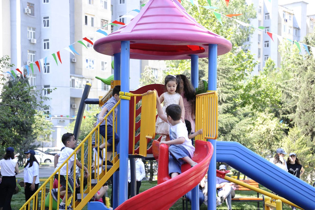 Paytaxtda abadlaşdırılan növbəti həyət sakinlərin istifadəsinə verilib (FOTO) - Gallery Image
