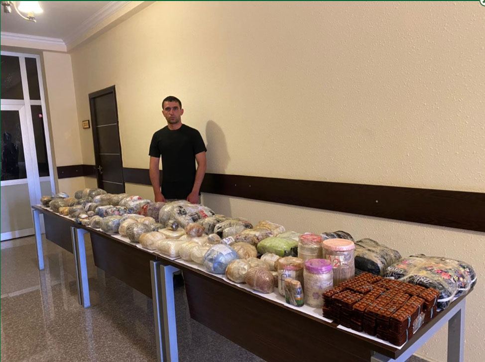 Sərhəddə 200 kiloqrama yaxın narkotik, külli miqdarda valyuta aşkarlandı, bir nəfər zərərsizləşdirildi (FOTO) - Gallery Image