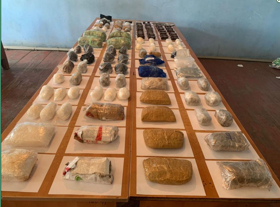 Sərhəddə 200 kiloqrama yaxın narkotik, külli miqdarda valyuta aşkarlandı, bir nəfər zərərsizləşdirildi (FOTO) - Gallery Image