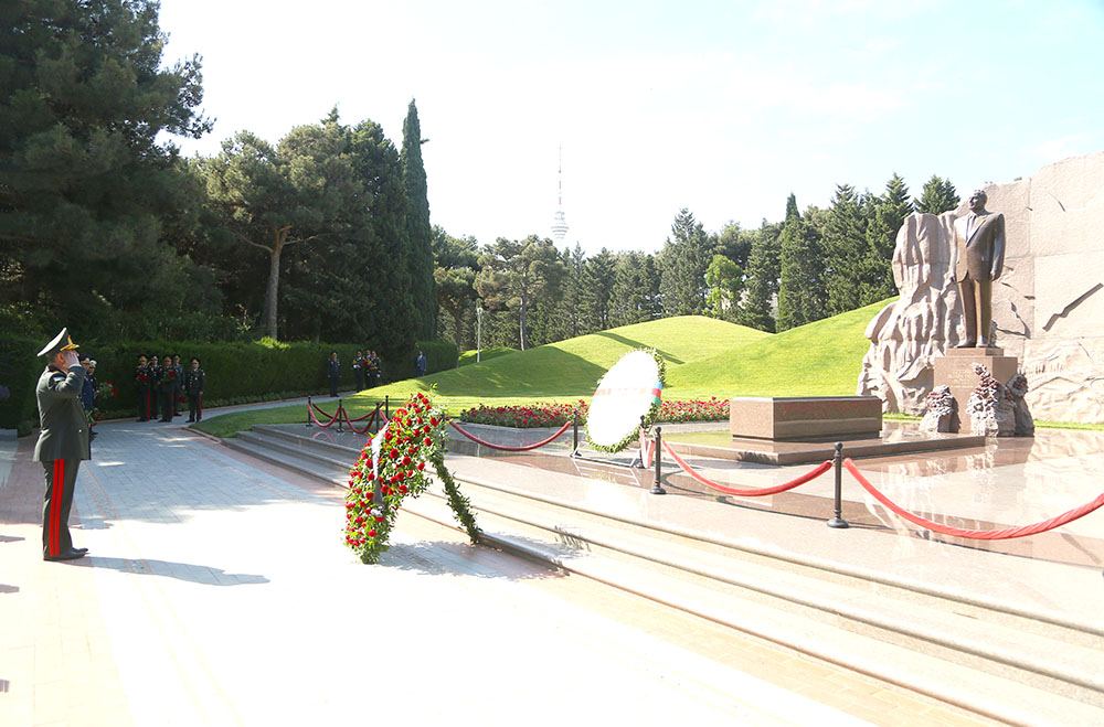 Müdafiə Nazirliyinin rəhbərliyi Fəxri xiyabanı və Şəhidlər xiyabanını ziyarət edib (FOTO) - Gallery Image
