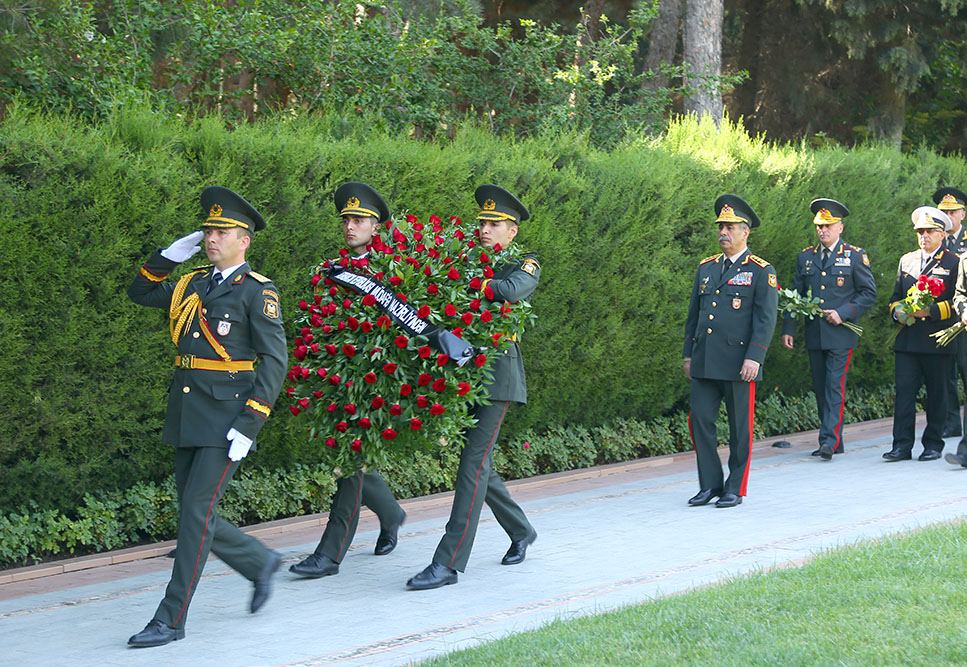 Müdafiə Nazirliyinin rəhbərliyi Fəxri xiyabanı və Şəhidlər xiyabanını ziyarət edib (FOTO) - Gallery Image