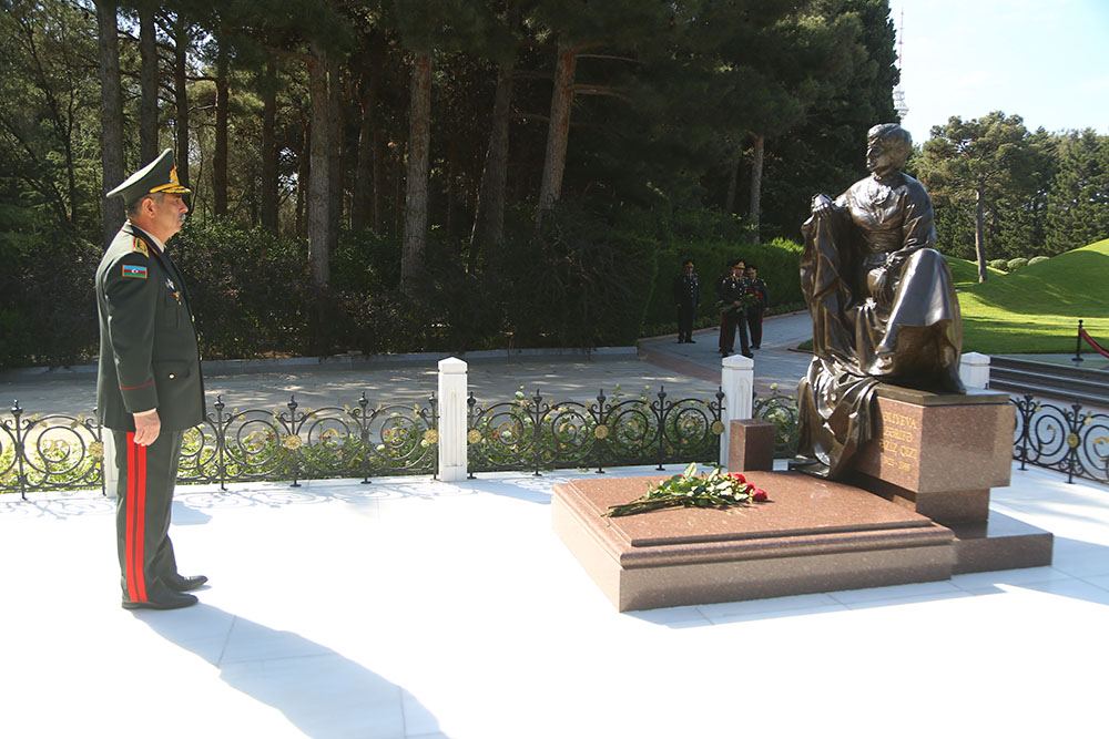 Müdafiə Nazirliyinin rəhbərliyi Fəxri xiyabanı və Şəhidlər xiyabanını ziyarət edib (FOTO) - Gallery Image
