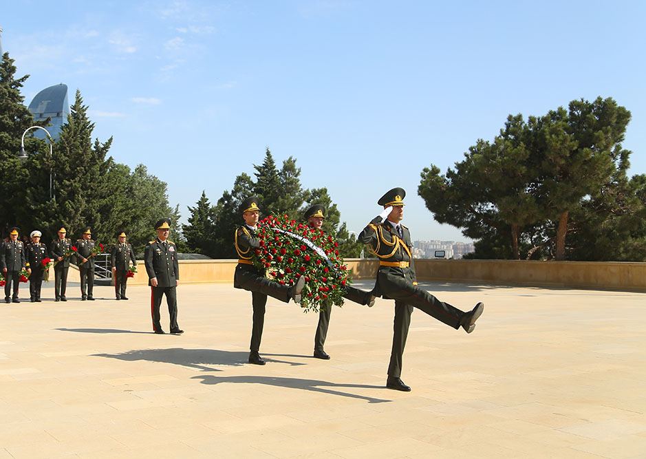 Müdafiə Nazirliyinin rəhbərliyi Fəxri xiyabanı və Şəhidlər xiyabanını ziyarət edib (FOTO) - Gallery Image